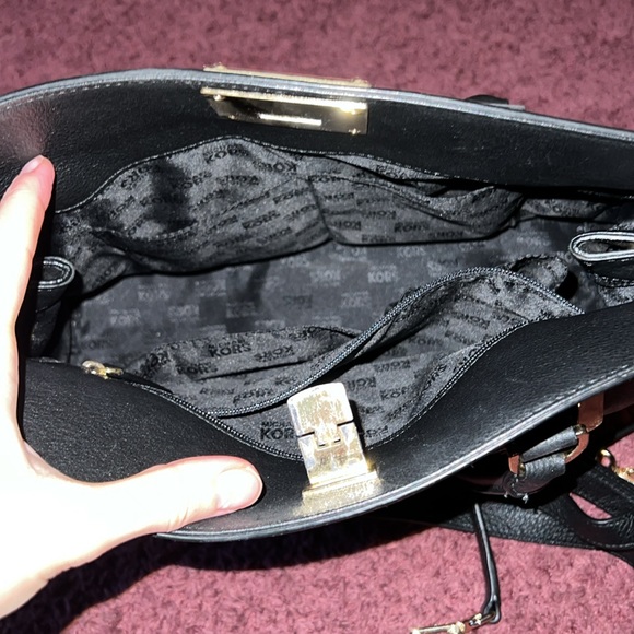 ✨CLOSET CLEAN OUT: Black Michael Kors Purse - Picture 4 of 5